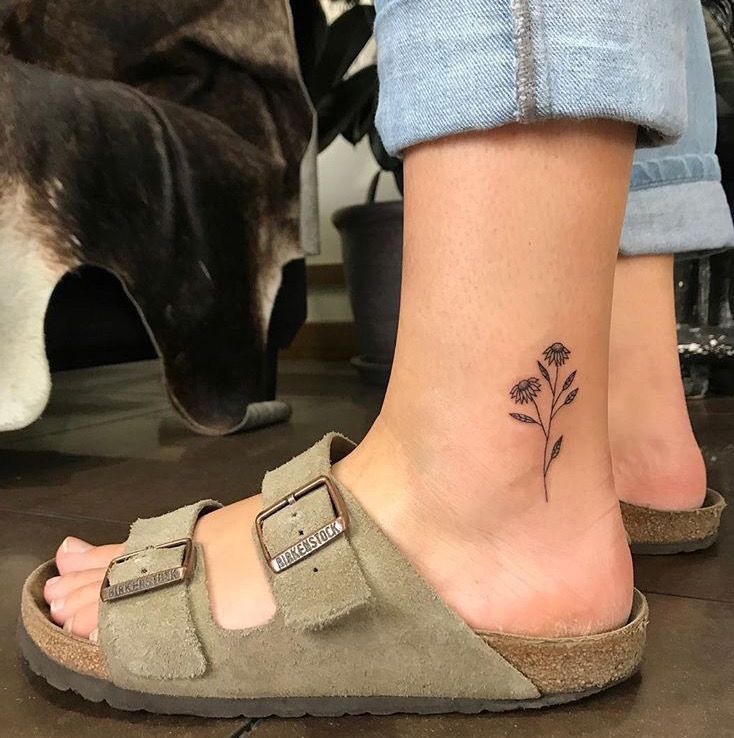 mẫu tattoo cành hoa nhỏ xinh ở mắt cá chân