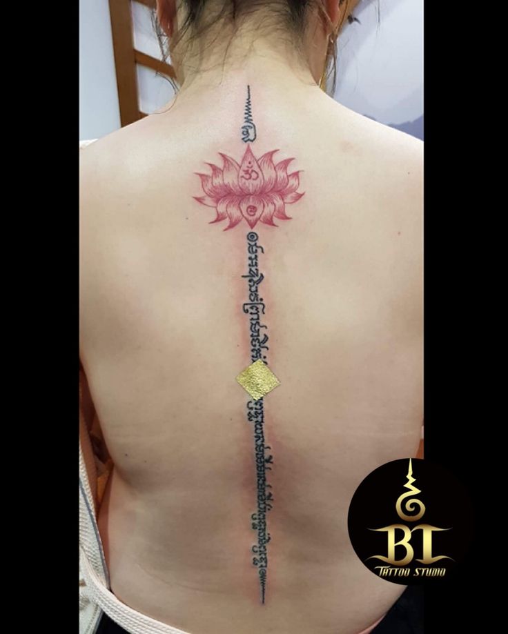 mẫu tattoo chữ khmer dọc sóng lưng