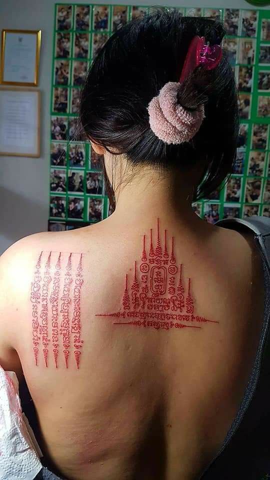 mẫu tattoo chữ khmer màu đỏ ở lưng