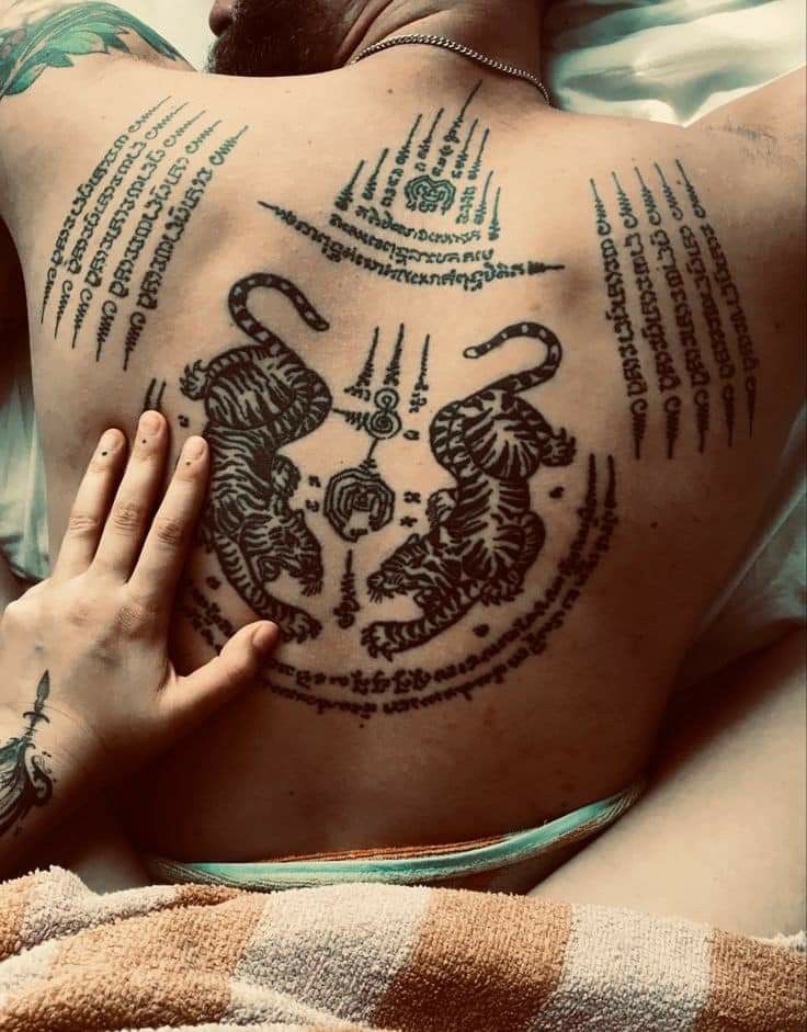 mẫu tattoo chữ khmer nghệ thuật ở lưng