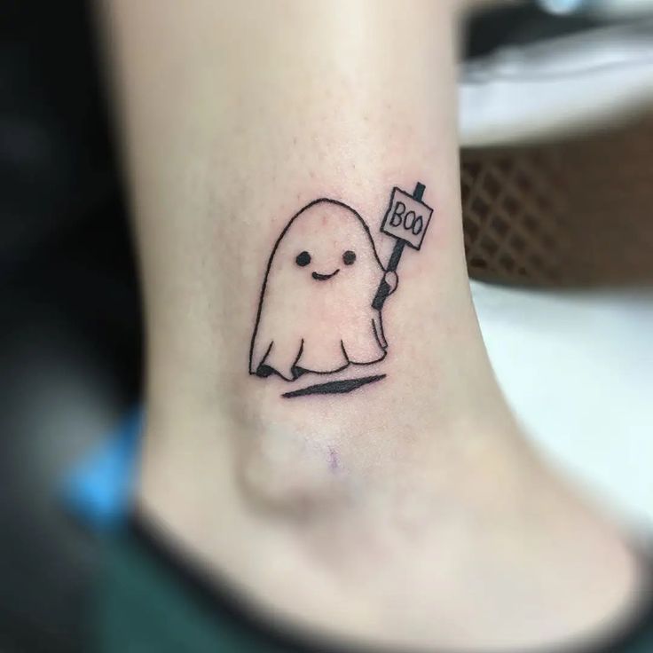 mẫu tattoo chú ma cực cute trên cổ chân