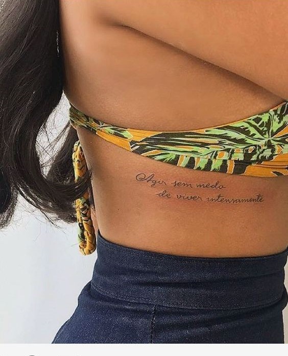 mẫu tattoo chữ nghệ thuật mini ở eo