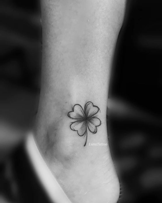 mẫu tattoo cỏ bốn lá ở cổ chân 