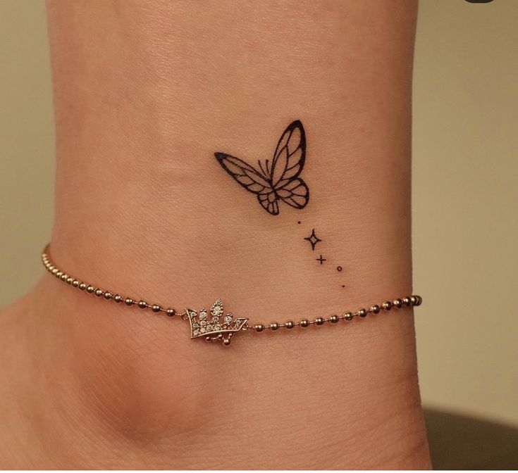 mẫu tattoo con bướm nhỏ ở mắt cá chân