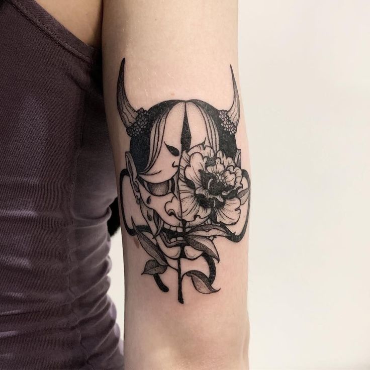 mẫu tattoo đầu quỷ ở bắp tay ngoài