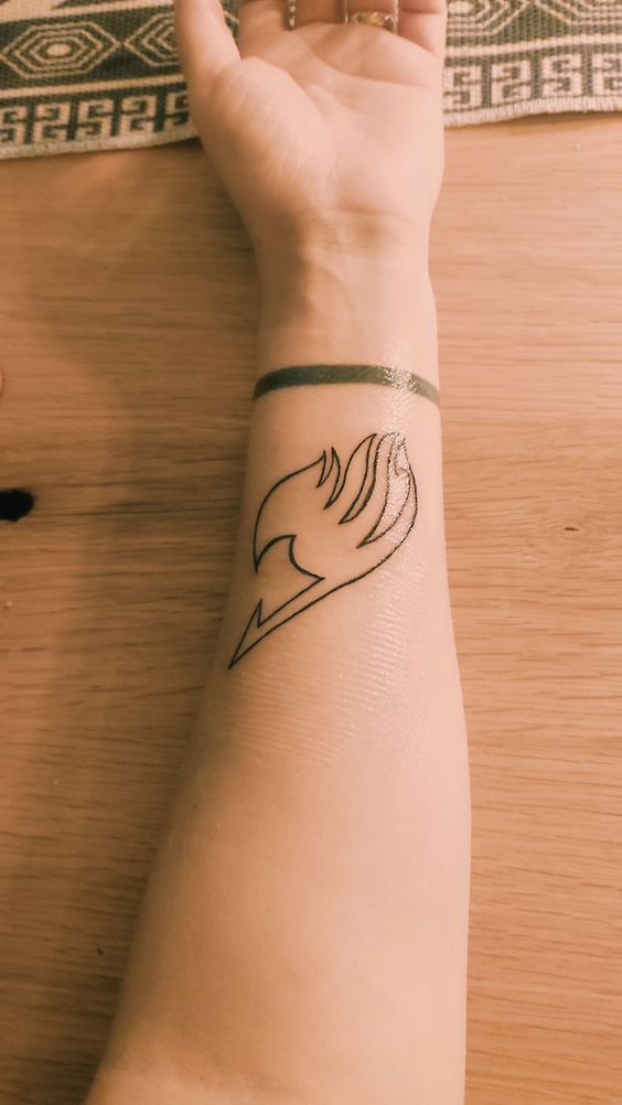 mẫu tattoo fairy tail trên cổ tay