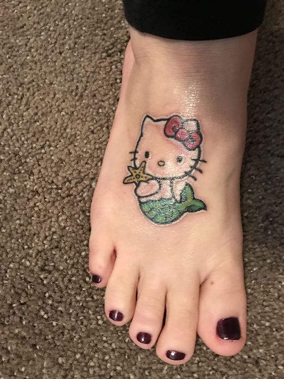 mẫu tattoo hello kitty ở bàn chân cho nữ