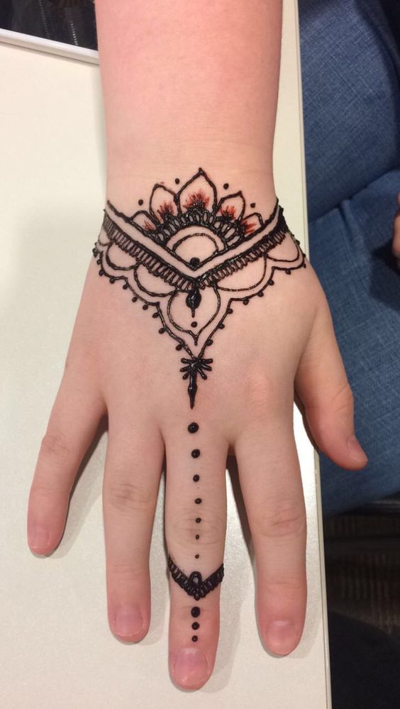 mẫu tattoo henna chạy dọc 1 ngón tay mẫu tattoo henna chạy dọc 1 ngón tay