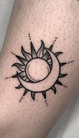 mẫu tattoo hình tròn mặt trời kết hợp mặt trăng