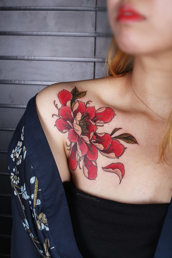 mẫu tattoo bỉ ngạn đỏ đẹp trước vai nữ