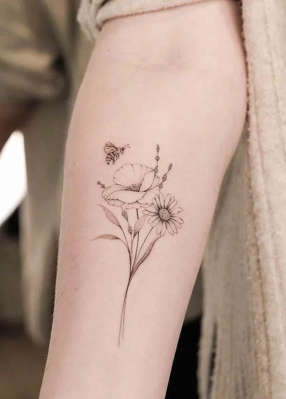 mẫu tattoo hoa cúc và ong