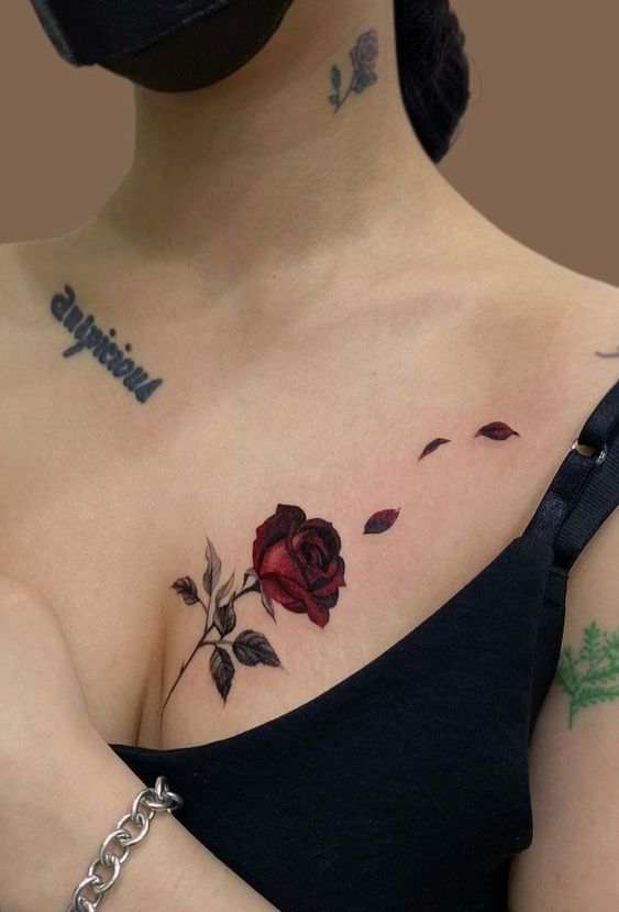 Mẫu tattoo hoa hồng màu đỏ cho nữ ở ngực