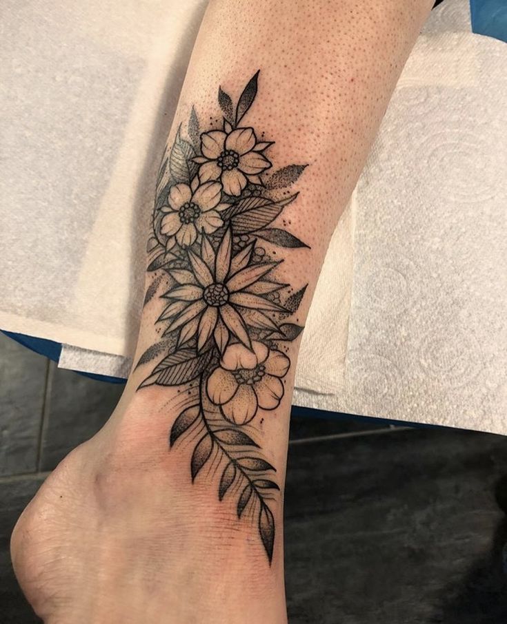 mẫu tattoo hoa lá cực đẹp ở chân