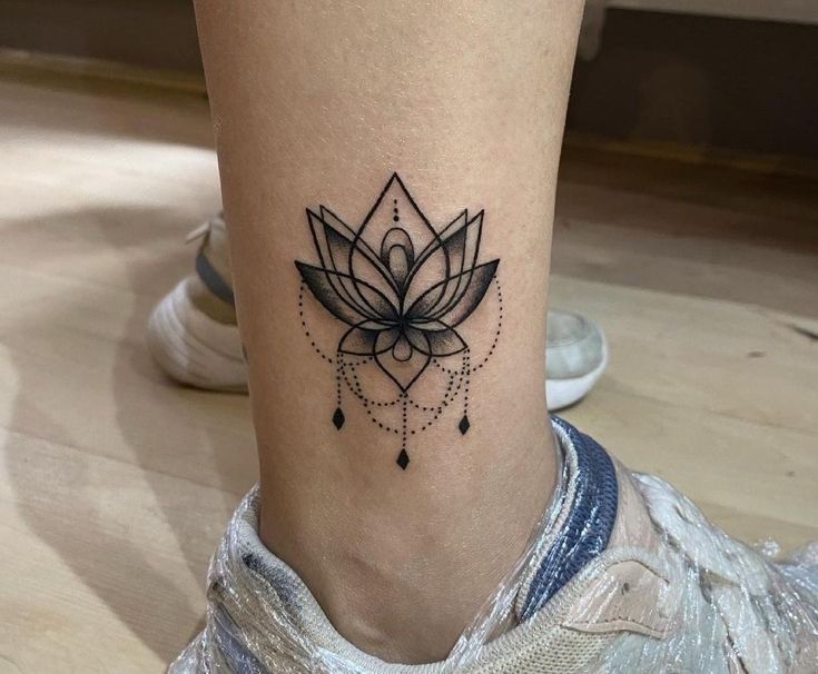 mẫu tattoo hoa sen cách điệu