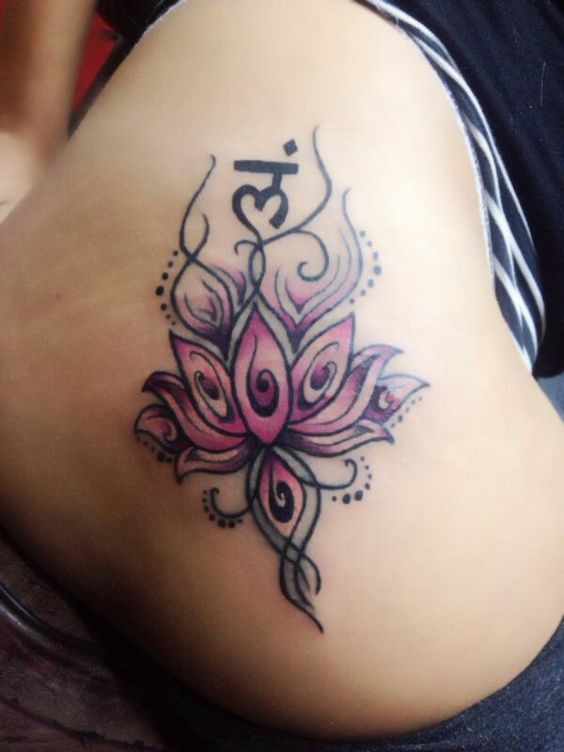 mẫu tattoo hoa sen kèm chữ Om cho nữ