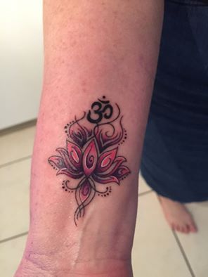 mẫu tattoo hoa sen kèm chữ Om cực đẹp