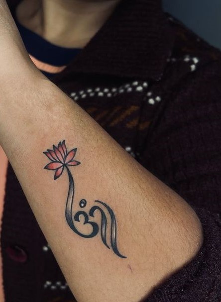 mẫu tattoo hoa sen kết hợp chữ Om