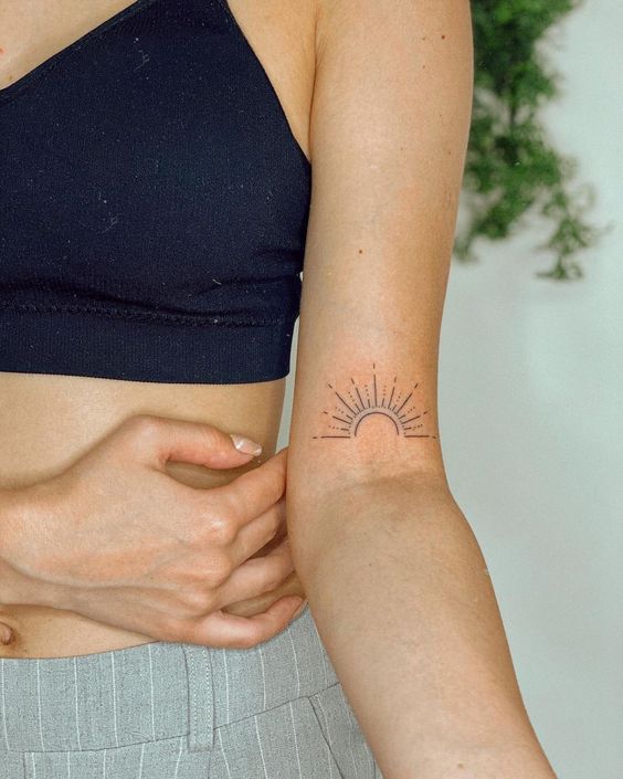 mẫu tattoo mặt trời đầy ý nghĩa