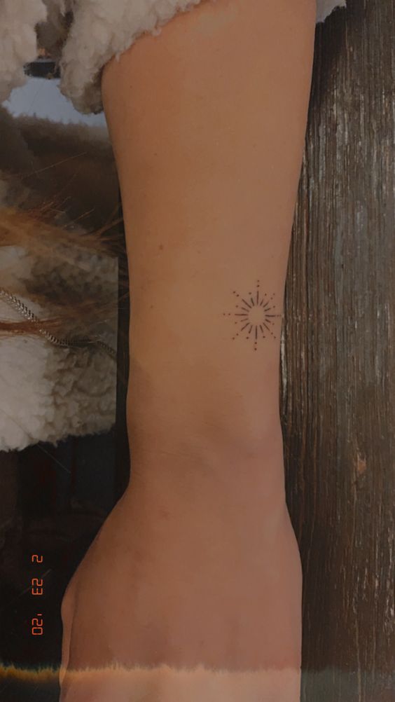 mẫu tattoo mặt trời mini cho nam