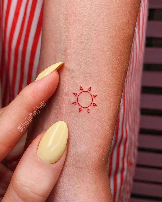 mẫu tattoo mặt trời siêu mini