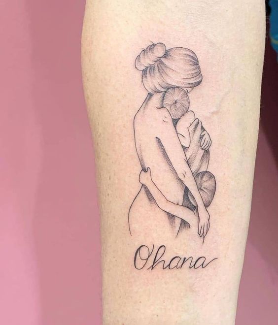 mẫu tattoo mẹ ôm hai con vào lòng