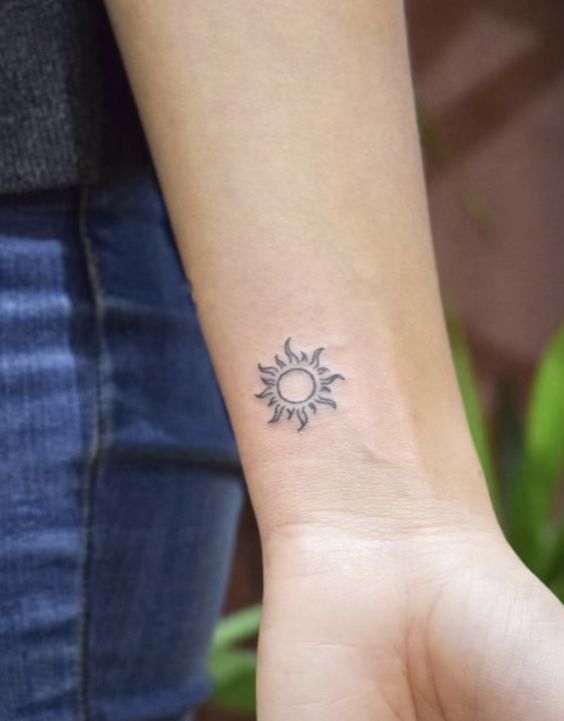 mẫu tattoo mini mặt trời ở cổ tay