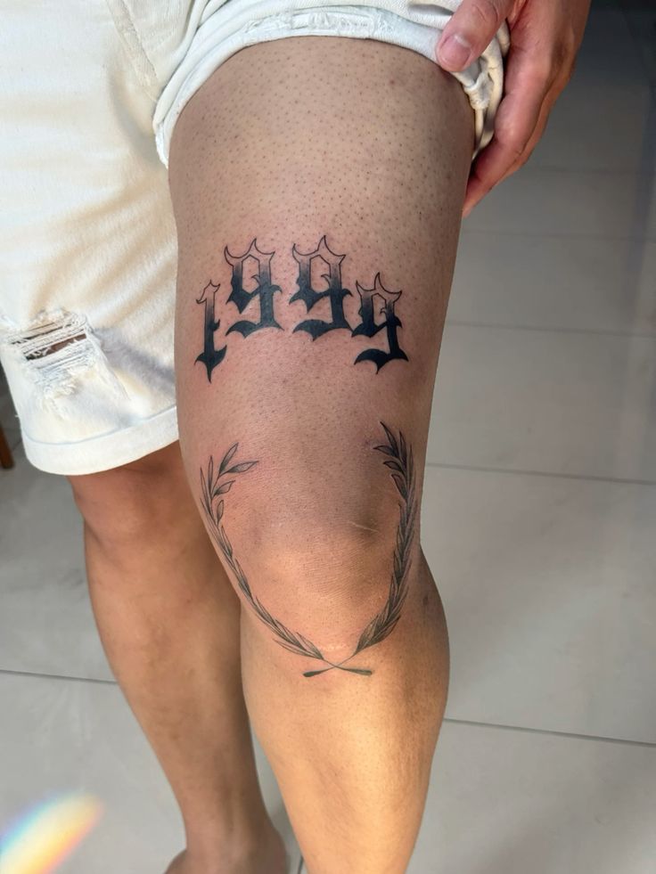 mẫu tattoo năm sinh cỡ lớn ở đùi