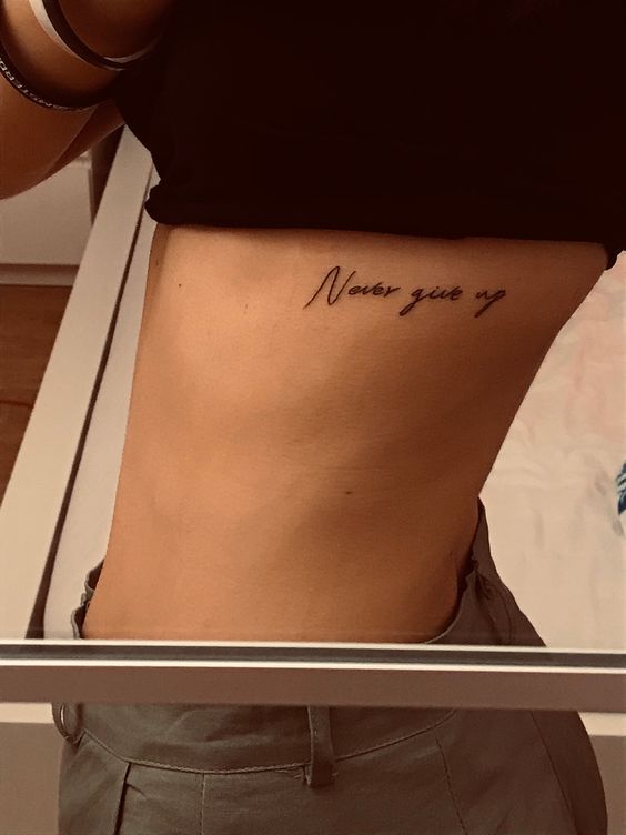 mẫu tattoo never give up cho nữ