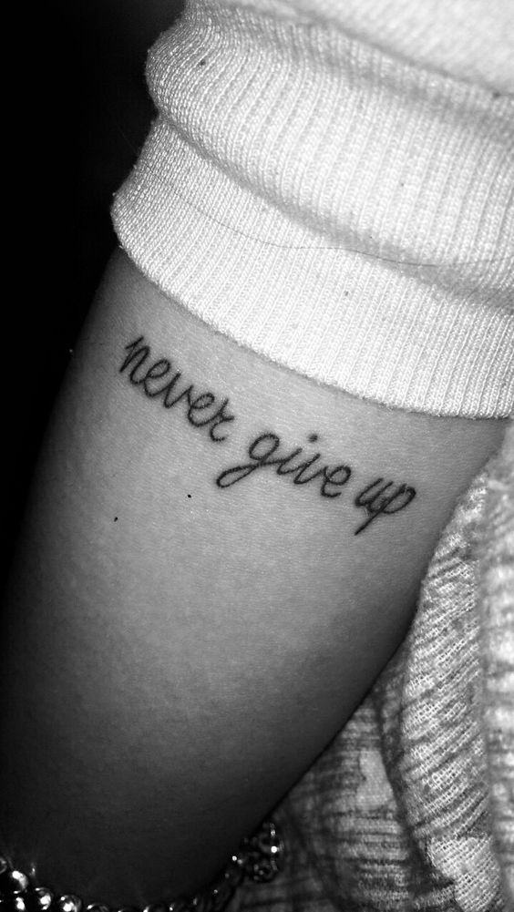 mẫu tattoo never give up đơn giản