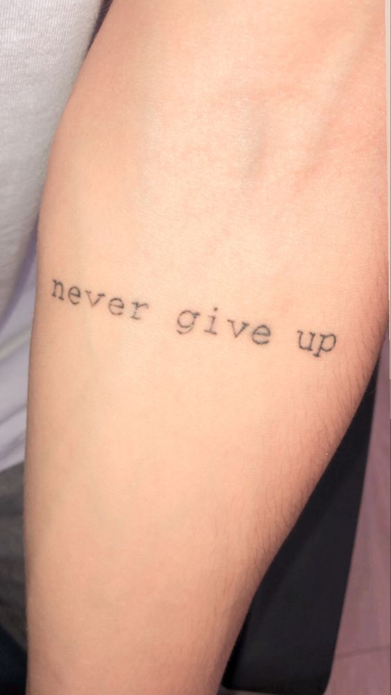 mẫu tattoo never give up mini cho nam