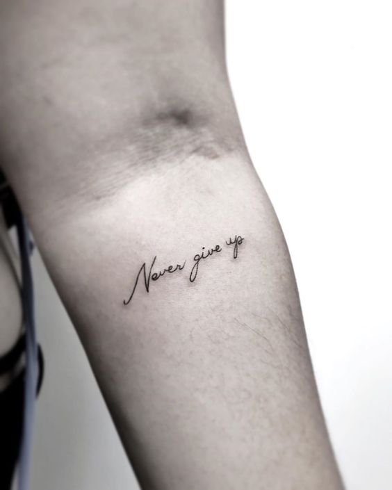 mẫu tattoo never give up mini ở tay