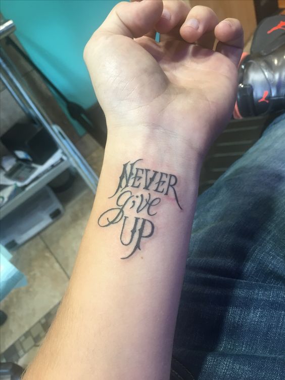 mẫu tattoo never give up ở cổ tay