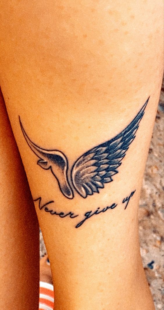 mẫu tattoo never give up với đôi cánh