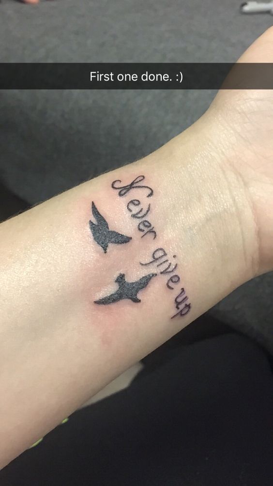 mẫu tattoo never give up với hình con chim