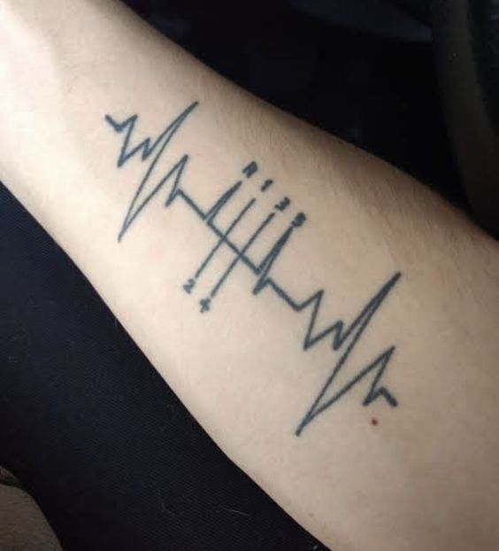 mẫu tattoo nhịp tim trên cẳng tay