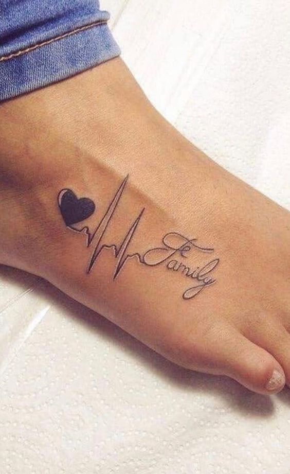 mẫu tattoo nhịp tim trên mu bàn chân