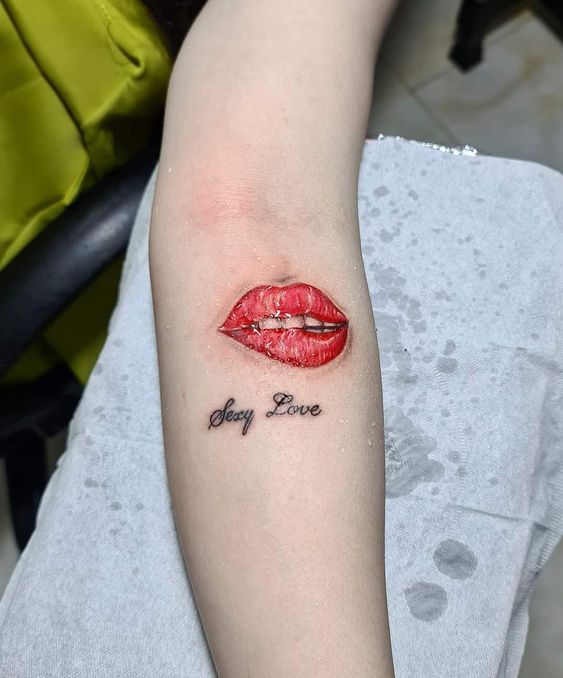 mẫu tattoo nụ hôn trên cẳng tay mẫu tattoo nụ hôn trên cẳng tay
