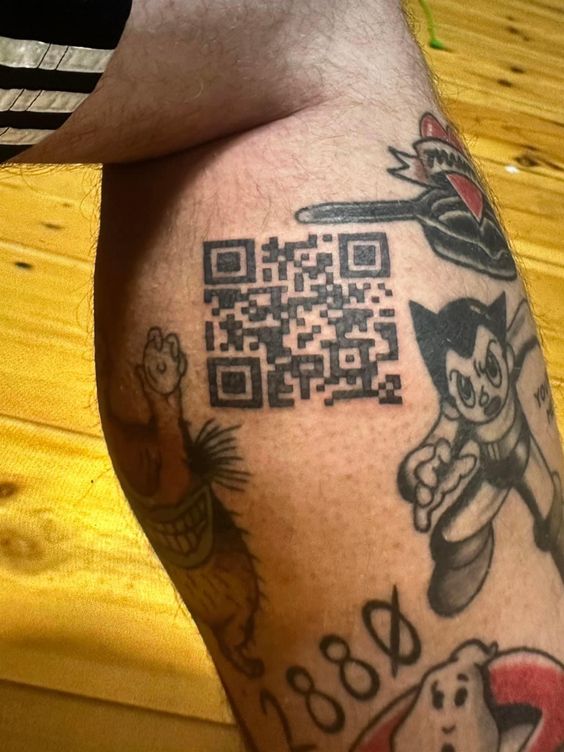 mẫu tattoo qr trên bắp chân