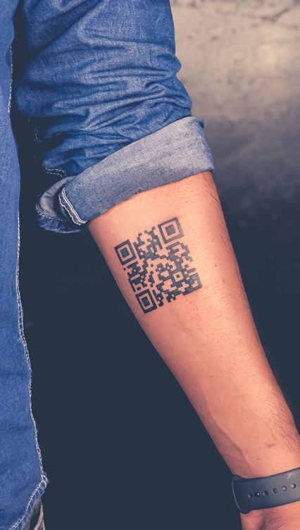 mẫu tattoo qr trên cẳng tay