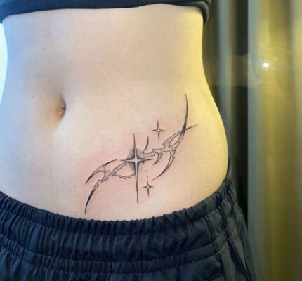 mẫu tattoo siêu basic bên hông cho nữ