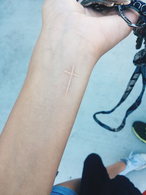 mẫu tattoo thánh giá bằng mực trắng