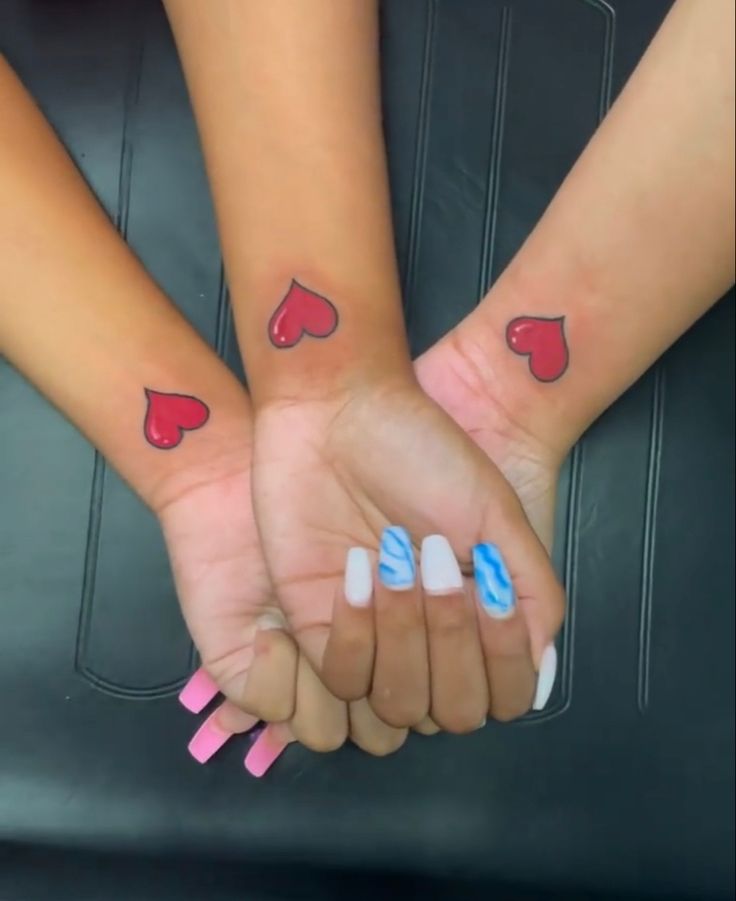 mẫu tattoo trái tim mini ở cổ tay với bạn thân