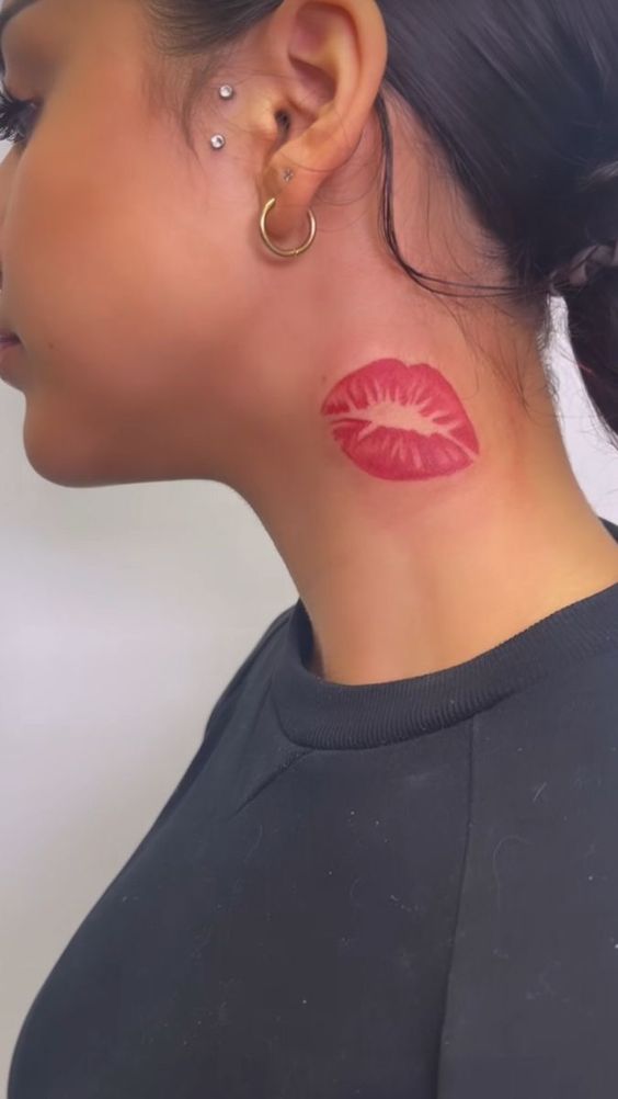 mẫu tattoo vết son đỏ trên cổ nữ