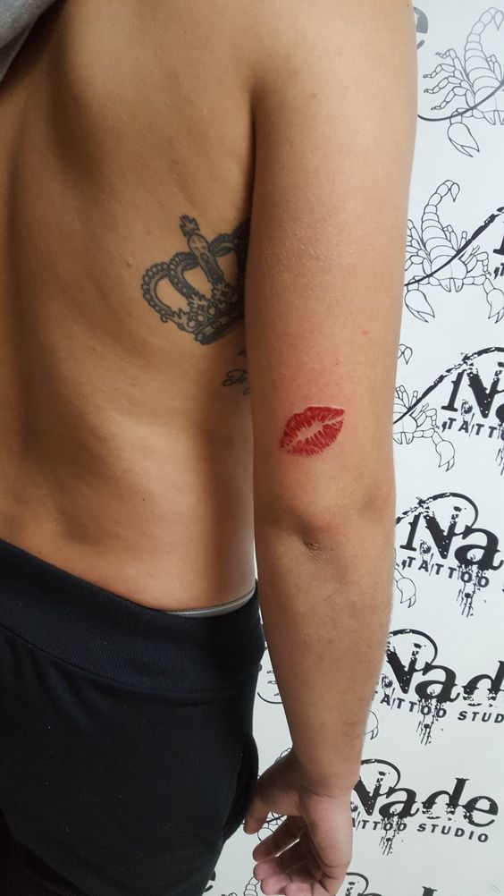 mẫu tattoo vết son đỏ