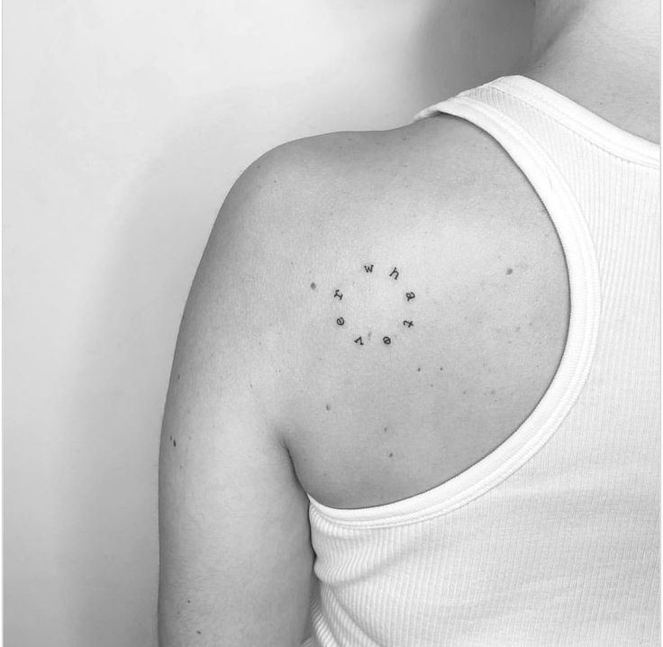 mẫu tattoo vòng tròn chữ sau bả vai