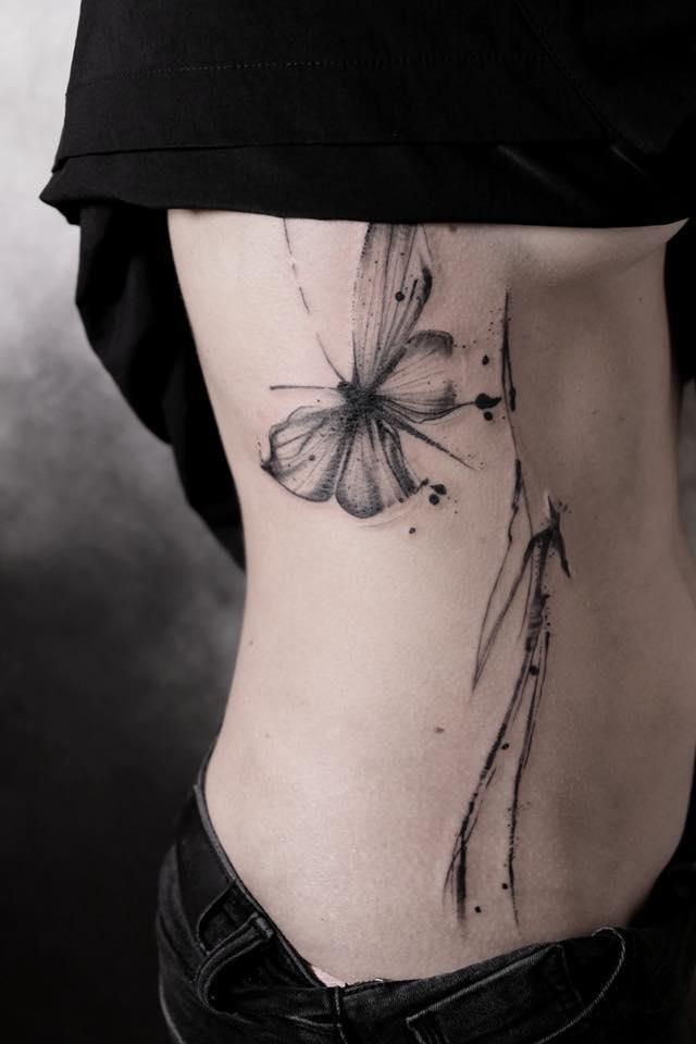 mẫu xăm cánh bướm đen tinh khôi ở mạn sườn