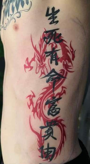 mẫu xăm chữ hán kết hợp ở mạn sườn