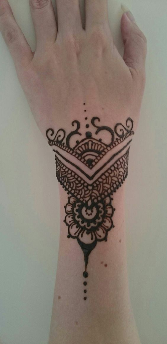 mẫu xăm henna ở cổ tay mẫu xăm henna ở cổ tay