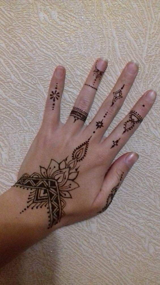 mẫu xăm henna ở mu bàn tay mẫu xăm henna ở mu bàn tay