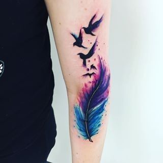 mẫu xăm lông vũ trên cẳng tay